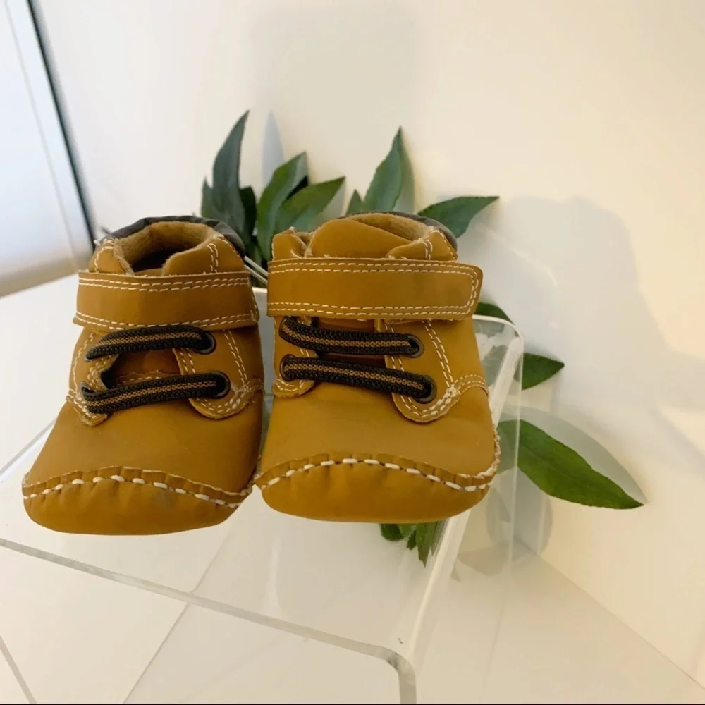 Koala Kids Swede Shoe! All sports on bottom!